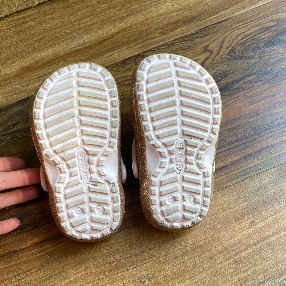 CROCS Glittery Gold Kids Slippers with pink fuzzy inside lining - Picture 3 of 4